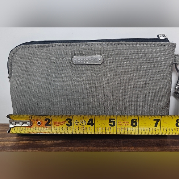 Baggallini On The Go Wristlet Wallet Phone Travel Silver Blue RFID - Picture 9 of 10